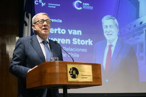 Ministro Alberto van Klaveren dando una conferencia