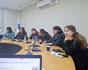 6 estudiantes escuchan presentación
